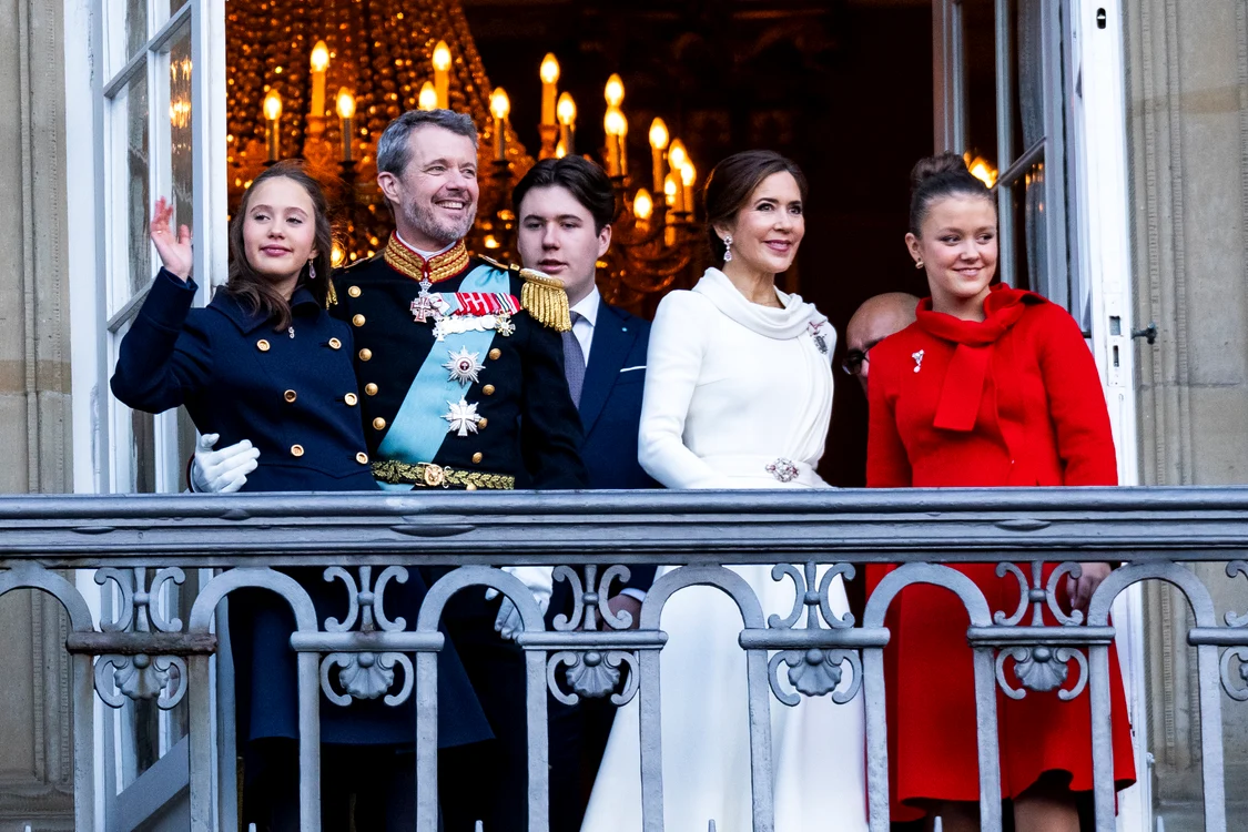Fiicele noilor suverani au avut ținute complementare părinților lor. FOTO: Getty Images