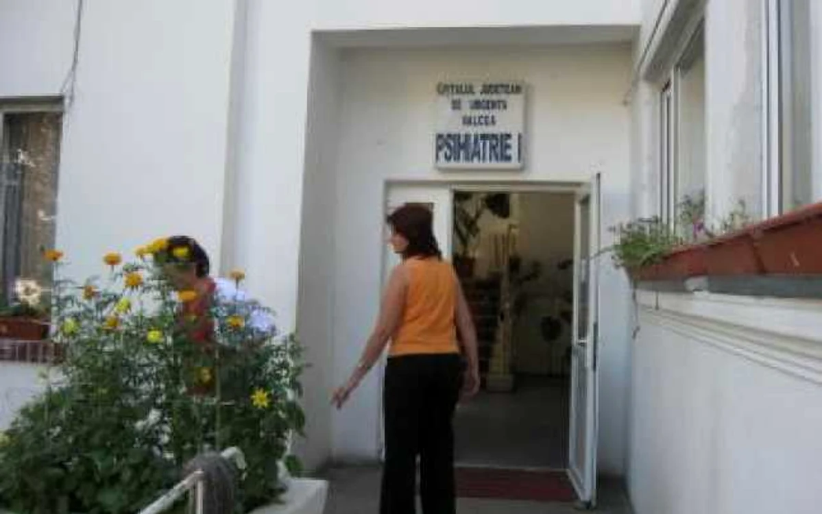 Râmnicu Vâlcea: Un bărbat a vrut să se arunce de pe casă