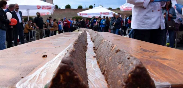 Record dulce - cel mai mare salam de biscuiţi din România