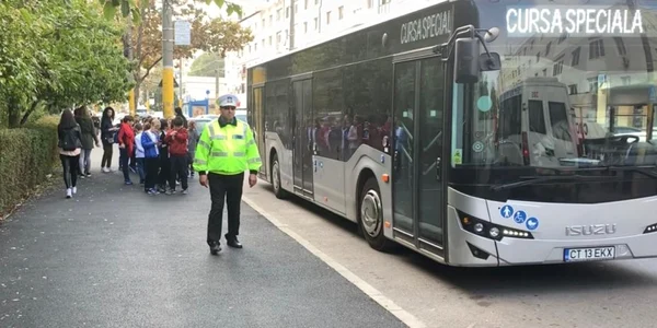 Autobuz copii şcoală cursă poliţist staţie autobuz Sursa Primăria Constanţa