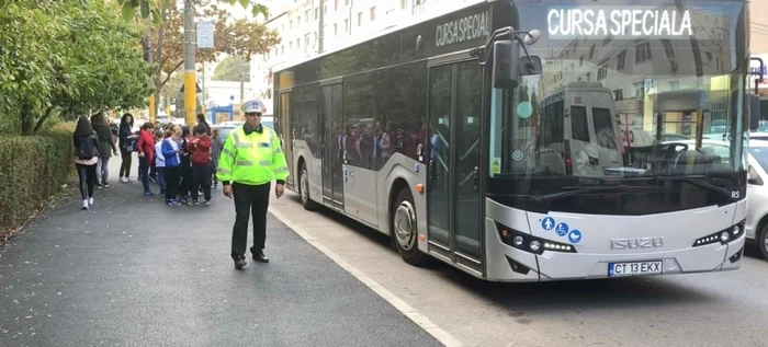 Autobuz copii şcoală cursă poliţist staţie autobuz Sursa Primăria Constanţa