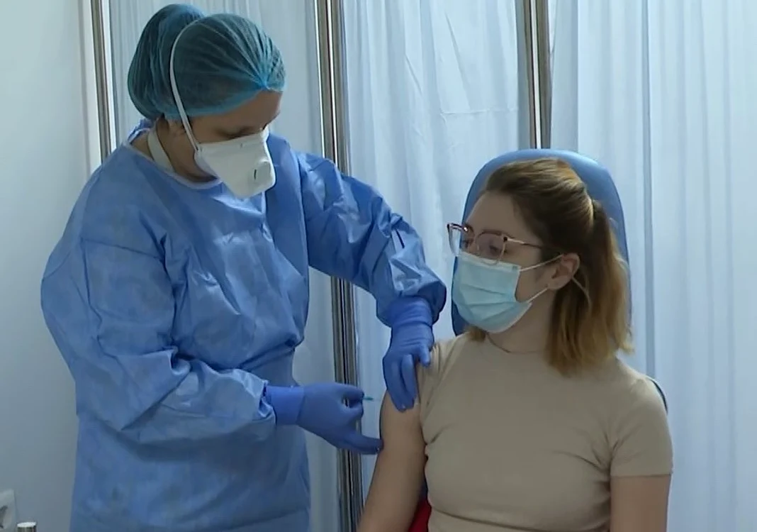 
    Se vor respecta etapele inițiale: mai întâi medicii, apoi bătrânii și persoanele cu boli cronice  