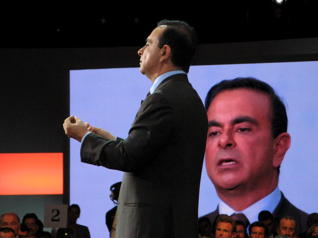 Carlos Ghosn, în 2007, anunțând lansarea Renault Sandero