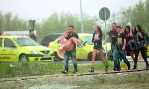 Nu, nu e o scenă de balet,  ci o scenă penibilă, în care o tânără beată e culeasă  de pe jos de amicii săi jpeg