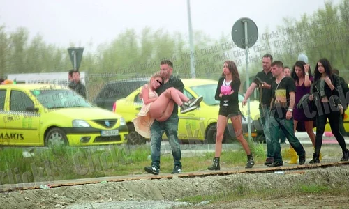 Nu, nu e o scenă de balet,  ci o scenă penibilă, în care o tânără beată e culeasă  de pe jos de amicii săi jpeg