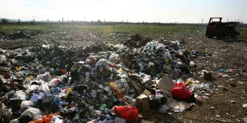 Rampele de gunoi au fost închise, dar fără a se şi igieniza