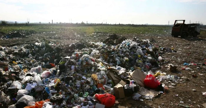 Rampele de gunoi au fost închise, dar fără a se şi igieniza