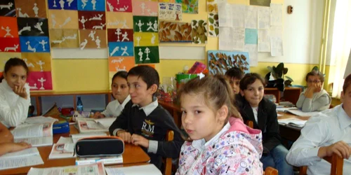 Copiii stau înfofoliţi în sălile de clasă