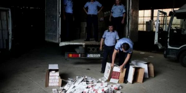 Sutele de pachete de ţigări de contrabnadă au fost descoperite în patru tiruri 