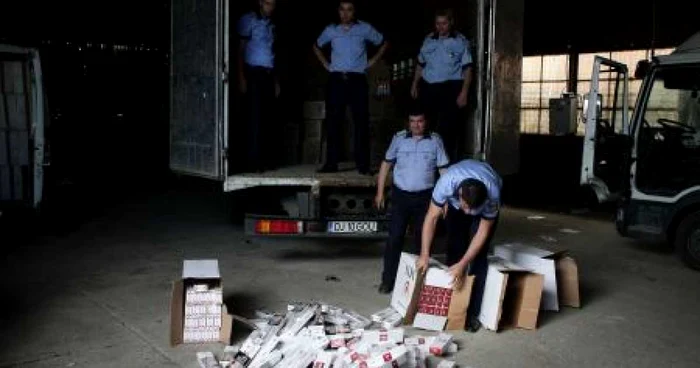 Sutele de pachete de ţigări de contrabnadă au fost descoperite în patru tiruri