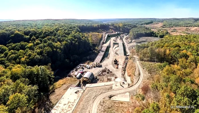 Autostrada cu tuneluri  Foto Daniel Guță  ADEVĂRUL jpg