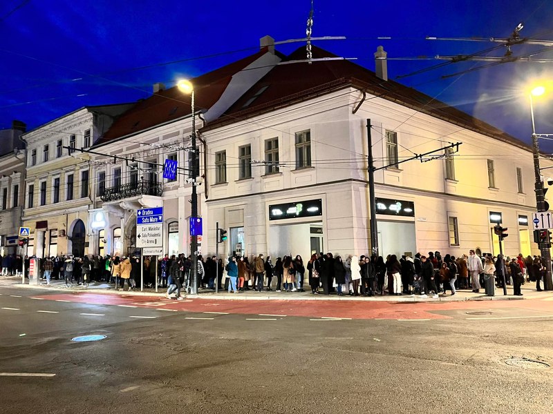 În Cluj se stă la coadă și la carte gratis, nu numai la șaorma. „Mi se pare penibil”