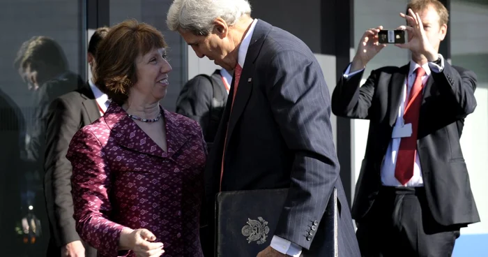 Secretarul american de stat John Kerry a discutat cu şefa diplomaţiei europene, Catherine Ashton, la Vilnius. FOTO: Reuters