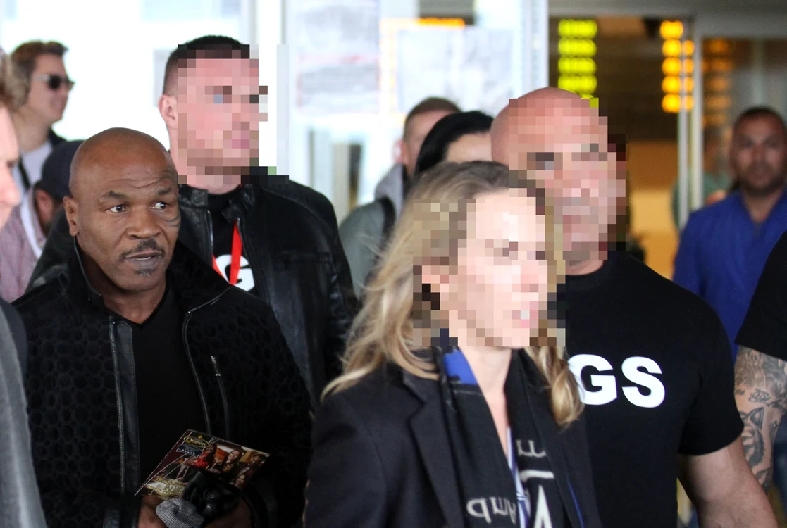 Imediat după sosirea pe aeroport, Mike Tyson a plecat spre Senatul României