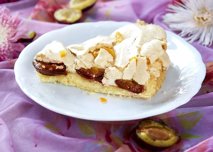 prajitura cu prune si bezea jpeg