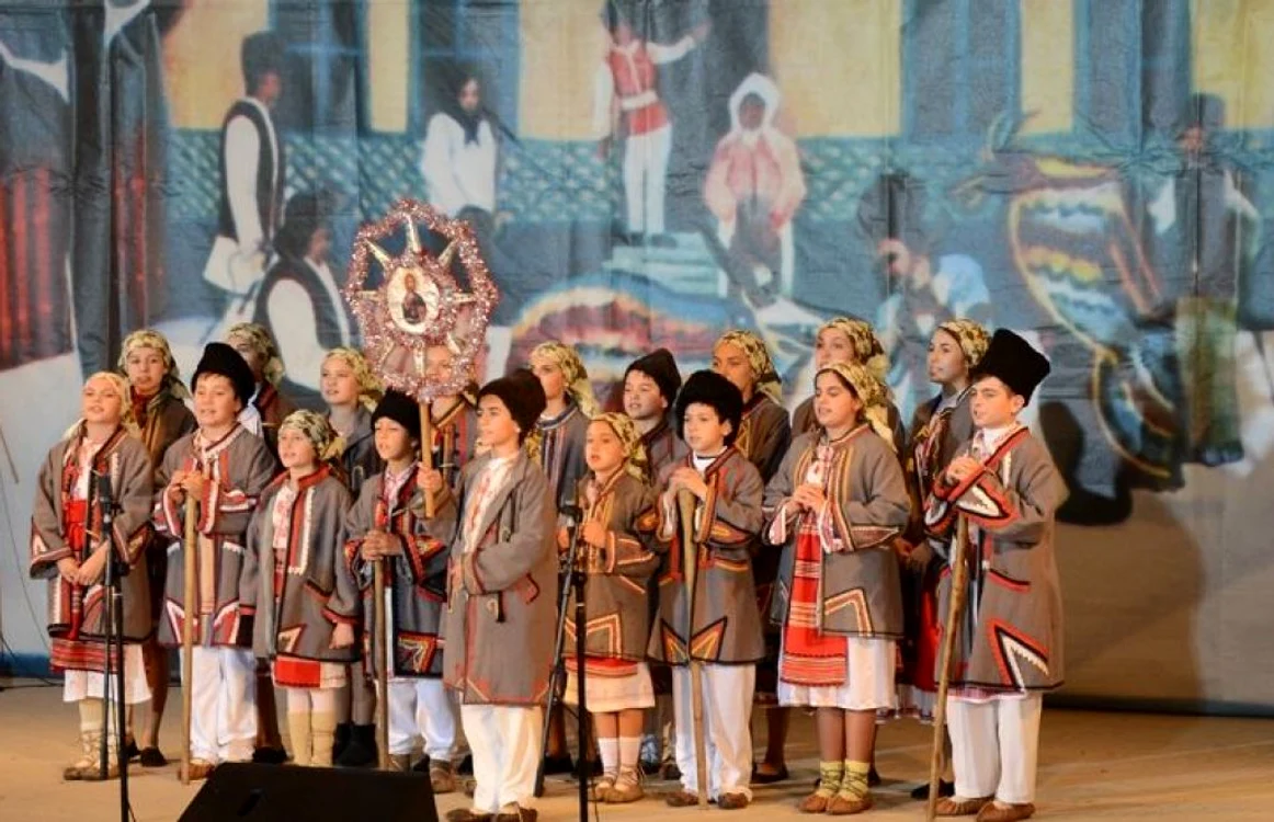 Sute de colindători vor ajunge în oraş FOTO Adevărul