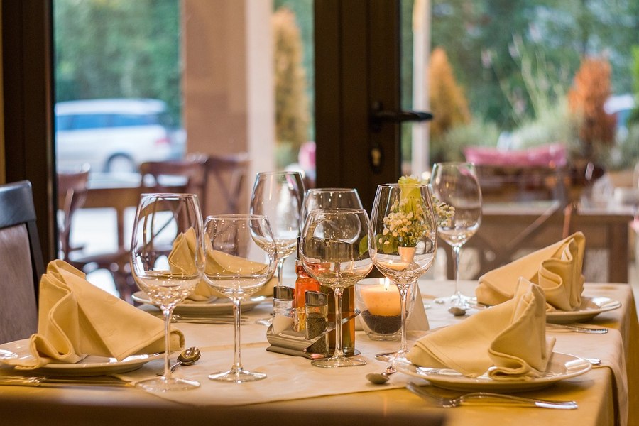 Apă gratuită în localurile din România. Proprietar de bar: „Lumea va profita, bea 5 pahare de apă și pleacă“ 