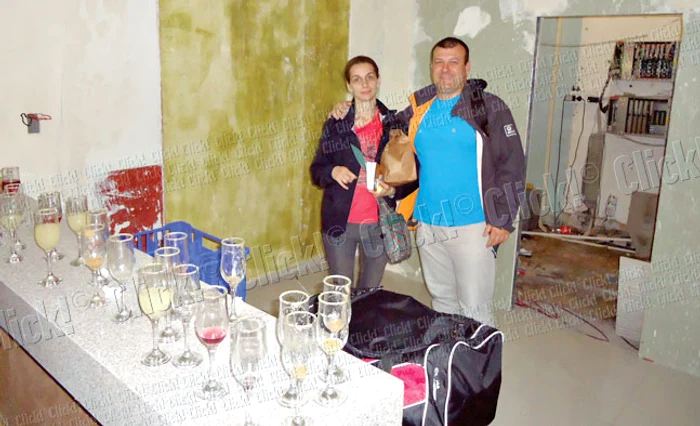 Românii au fost primiţi  cu răcoritoare şi cu...alte  cabluri ieşite din pereţi