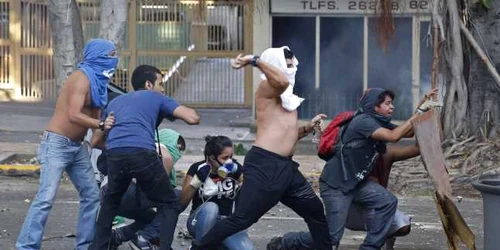 Demonstranti se lupta cu politia in timp ce protesteaza impotriva presedintelui Nicolas Maduro in Caracas Venezuela FOTO Reuters