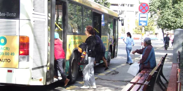 Pensionarii vor plăti doat 49 de lei din valoarea abonamentului