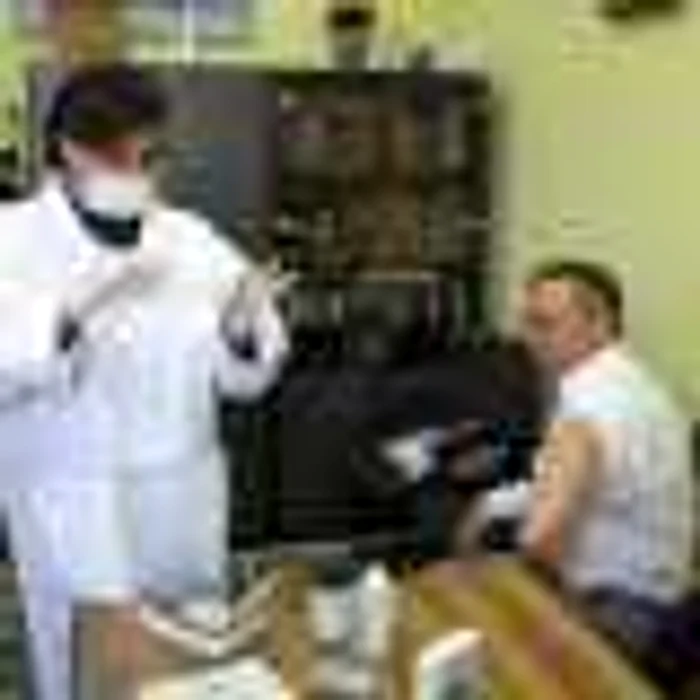 Vaccinarea se face prin intermediul medicilor de familie