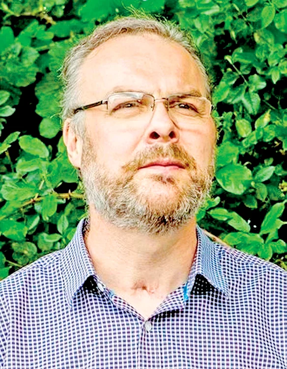 Numai la gât i-a rămas un semn