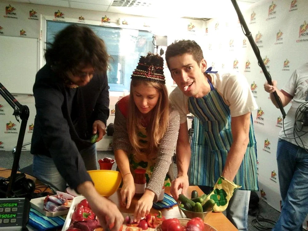 
    Corina şi-a arătat talentele de gospodină şi la un post de radio (Foto: Facebook)  