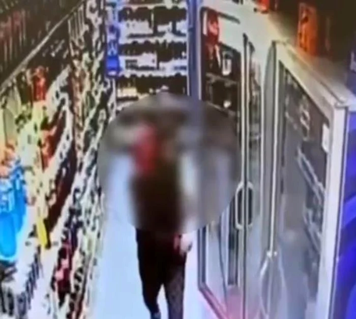 Bărbatul a furat din interiorul unui magazin FOTO: Captură video