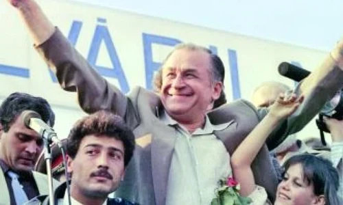 Istoria alegerilor prezidenţiale  1990, Ion Iliescu şi păcăleala democraţiei originale jpeg