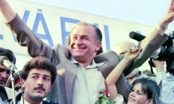 Istoria alegerilor prezidenţiale  1990, Ion Iliescu şi păcăleala democraţiei originale jpeg