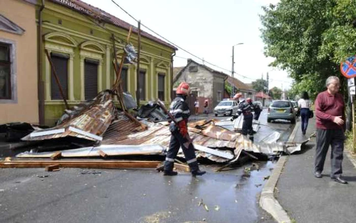 Acoperişul a căzut pe carosabil