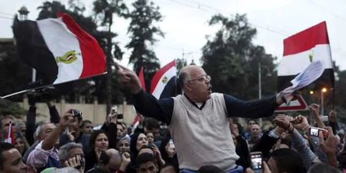 Mii de protestatari s-au adunat în faţa palatului prezidenţial 