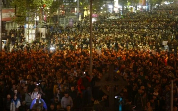 Preşedintele şi protestatarii
trebuie să colaboreze pentru a transforma tensiunea din societate în energia
necesară unei schimbări în profunzime, care să ducă la instituirea meritocraţiei oneste în locul putreziciunii
clientelar-mafiote