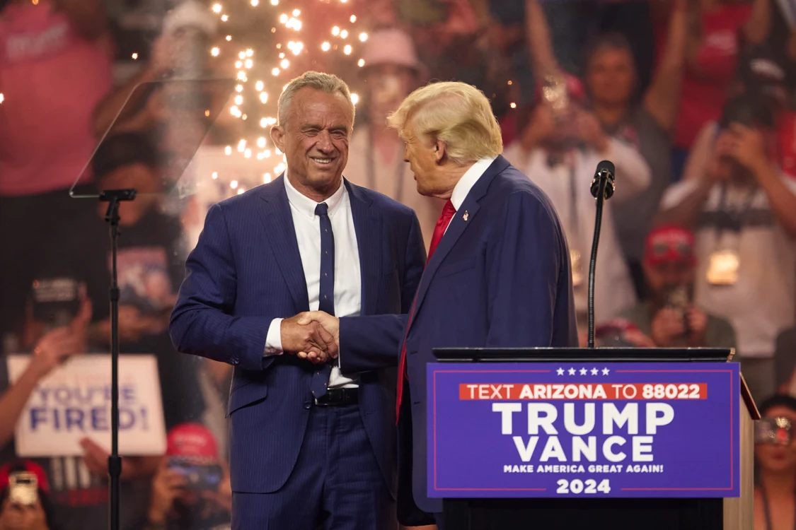 Robert F. Kennedy Jr. a apărut pe scenă cu Donald Trump la un miting din Arizona FOTO EPA-EFE