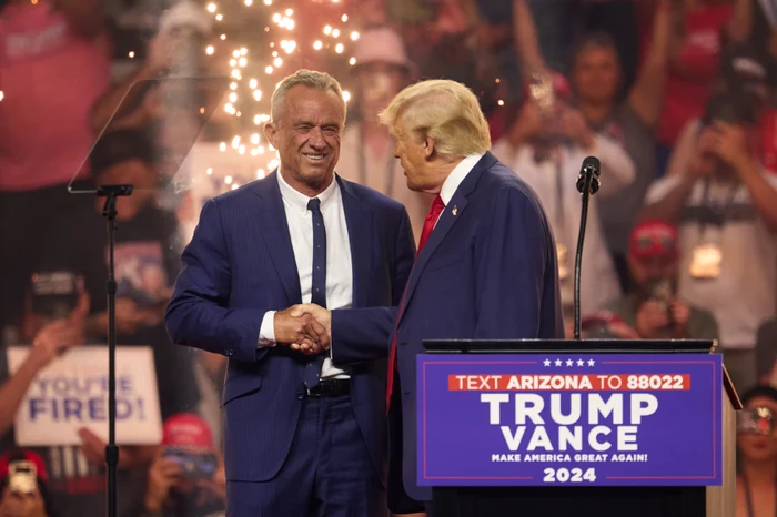 Robert F. Kennedy Jr. a apărut pe scenă cu Donald Trump la un miting din Arizona FOTO EPA-EFE