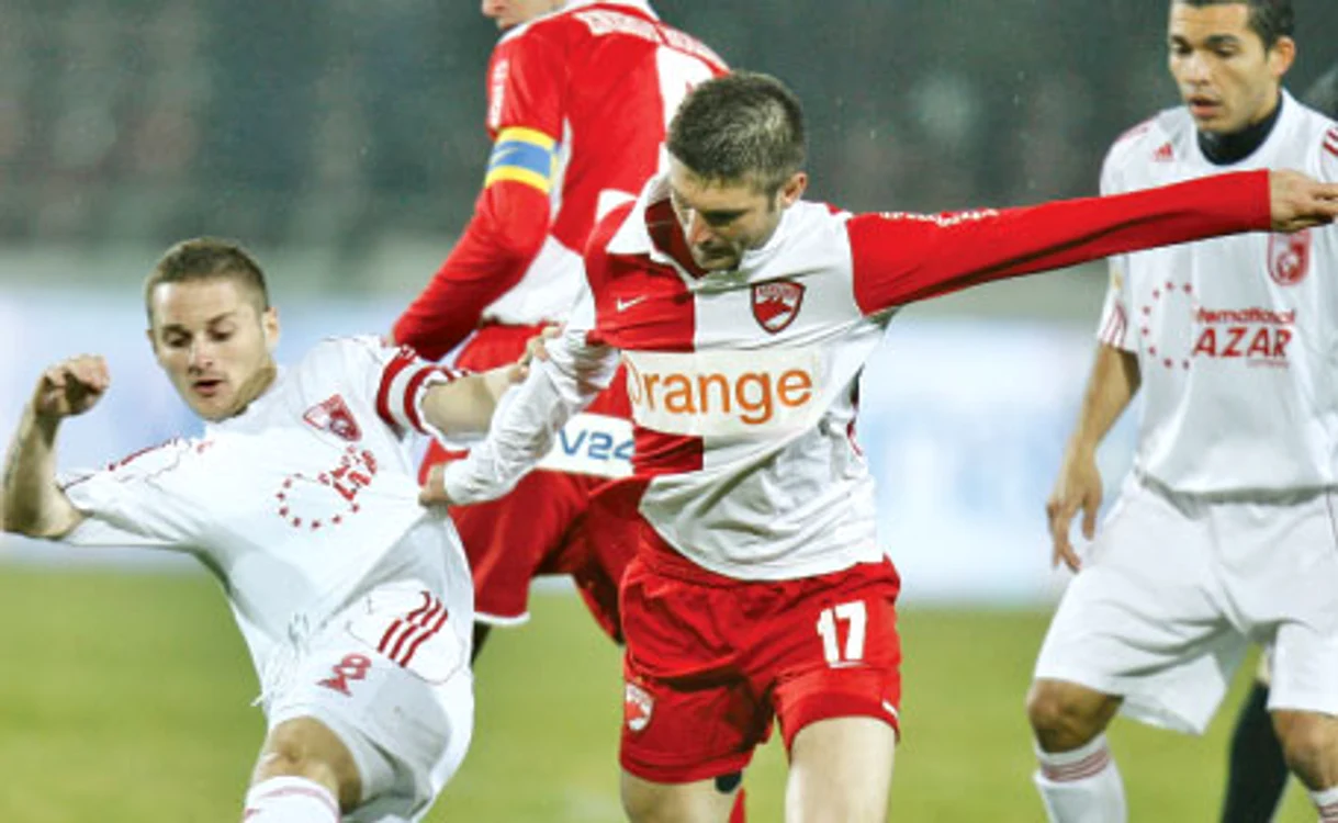 Prin „dubla“ de la Piteşti, Andrei Cristea (în centru) a  ajuns la cota 7 în clasamentul golgheterilor din Liga I  