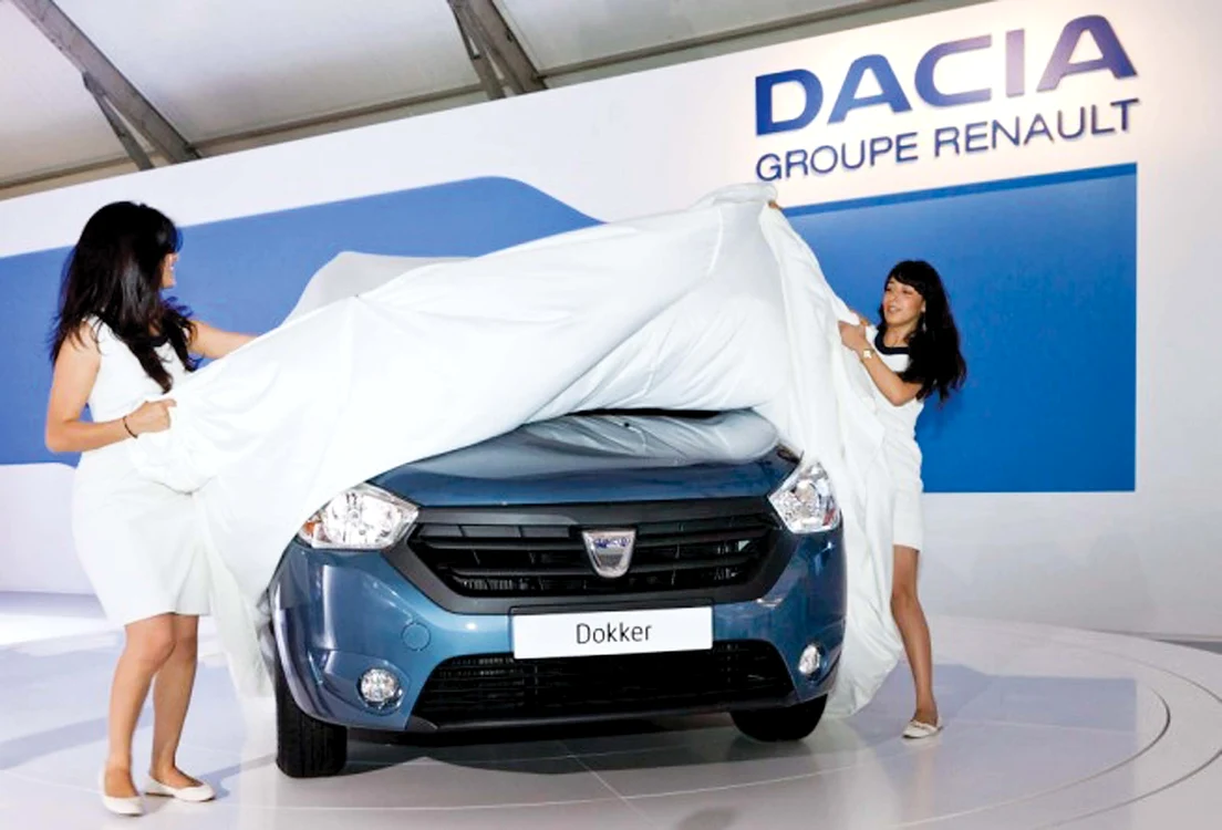 
    Dokker va fi disponibil cu una sau două uşi laterale. Portbagajul este generos, iar rabatarea banchetelor permite transportul unor obiecte voluminoase. Dokker a fost prezentat, în premieră, la Salonul Auto de la Casablanca.  