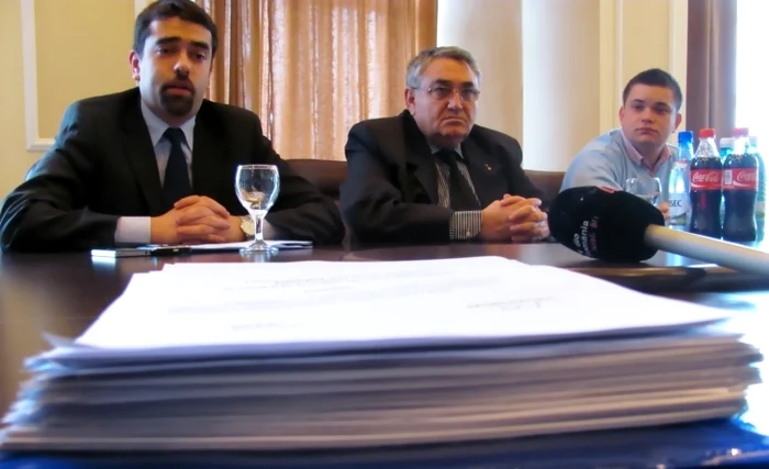 Lungu (stânga) a adus şi teancul de demisii din partea membrilor organizaţiilor de tineret