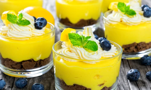Cheesecake cu lamaie la pahar  Sursa foto shutterstock 464383022 jpg