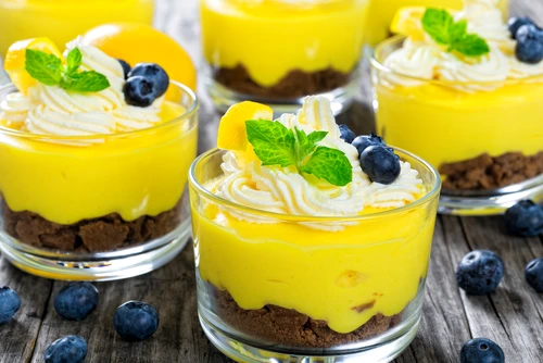 Cheesecake cu lamaie la pahar  Sursa foto shutterstock 464383022 jpg
