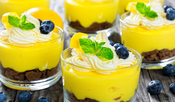 Cheesecake cu lamaie la pahar  Sursa foto shutterstock 464383022 jpg