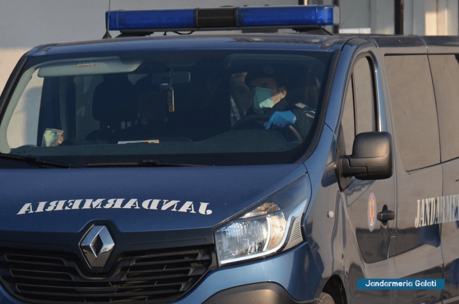 Doi tineri din Galați au vrut să scape de droguri. Plicurile cu substanțe interzise, recuperate 