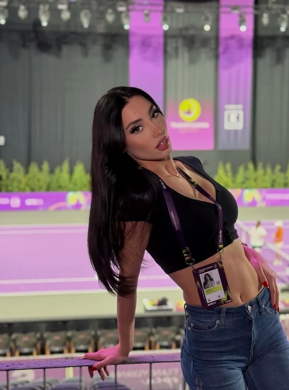 Cristina Ionașcu, hostess și model în vârstă de 26 de ani, a intrat în aventura „Burlacii - Foc în Paradis” de la Pro TV