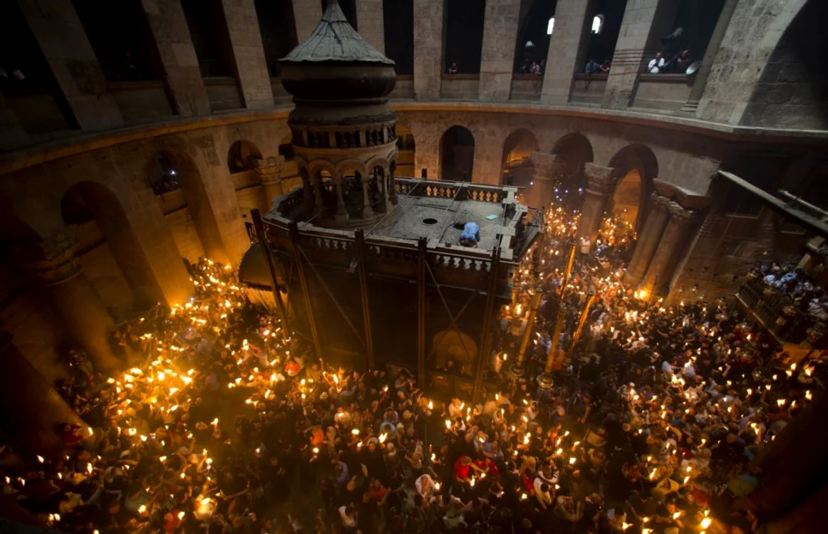 Patriarhul Ierusalimului soseşte spre ora 13.00 pentru a intra în Sfântul Mormânt FOTO AP