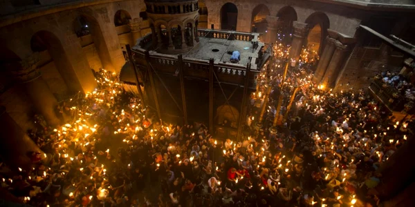 Pelerinii creştini ortodocşi deţin lumânări în timpul ceremoniei Focului Sfânt în biserica Sfântului Mormânt considerat în mod tradiţional  locul de înmormântare al lui Isus Hristos  în Ierusalim Mii de creştini s au adunat în Ierusalim pentru ceremo