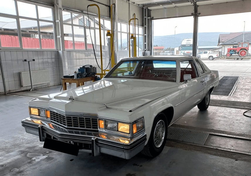 Apariție inedită la RAR Vaslui: Cadillac Coupe DeVille. „Are toate atuurile pentru a fi admirată”