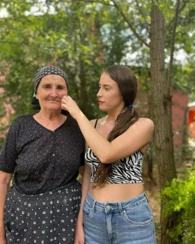 Bunica Ghergina și nepoata sa, Cătălina. Sursa: Facebook