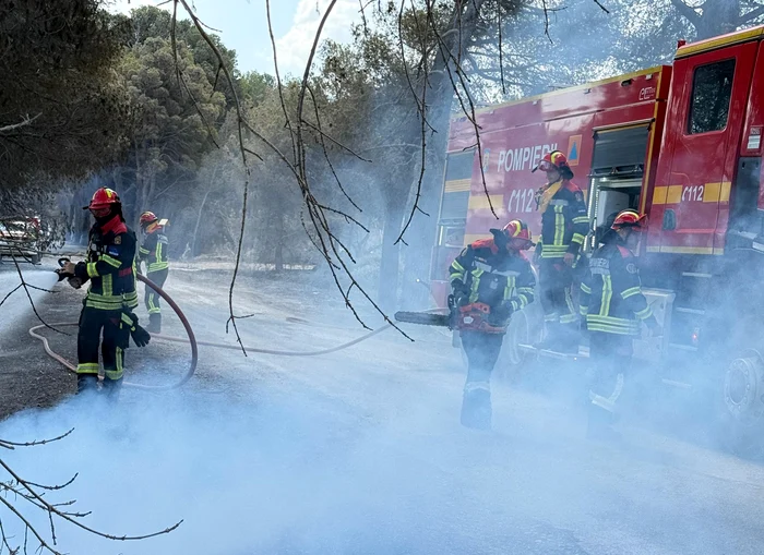 Pompierii români dislocaţi în Franţa au extins misiunea de stingere a incendiilor din Narbonne