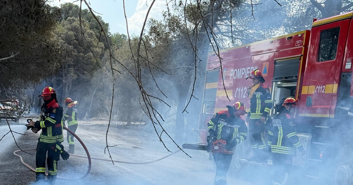 Pompierii români aflați în Franța au prelungit operațiunile de stingere a incendiilor din Narbonne.