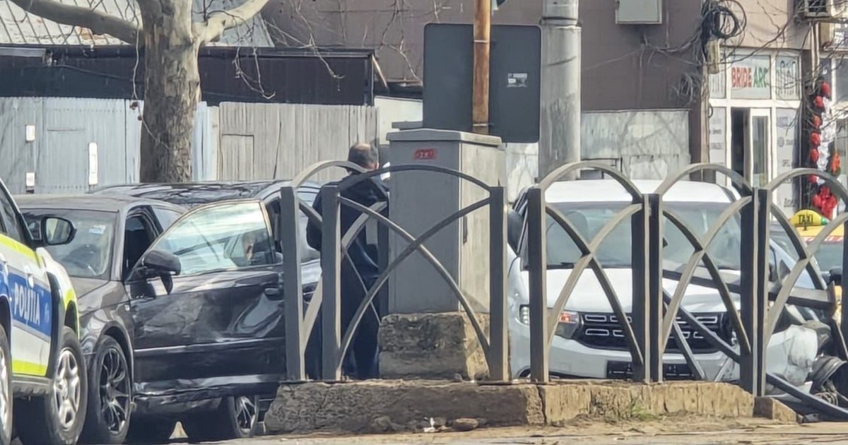 Accident în lanț în București: trei răniți după ce o mașină a lovit un gard.